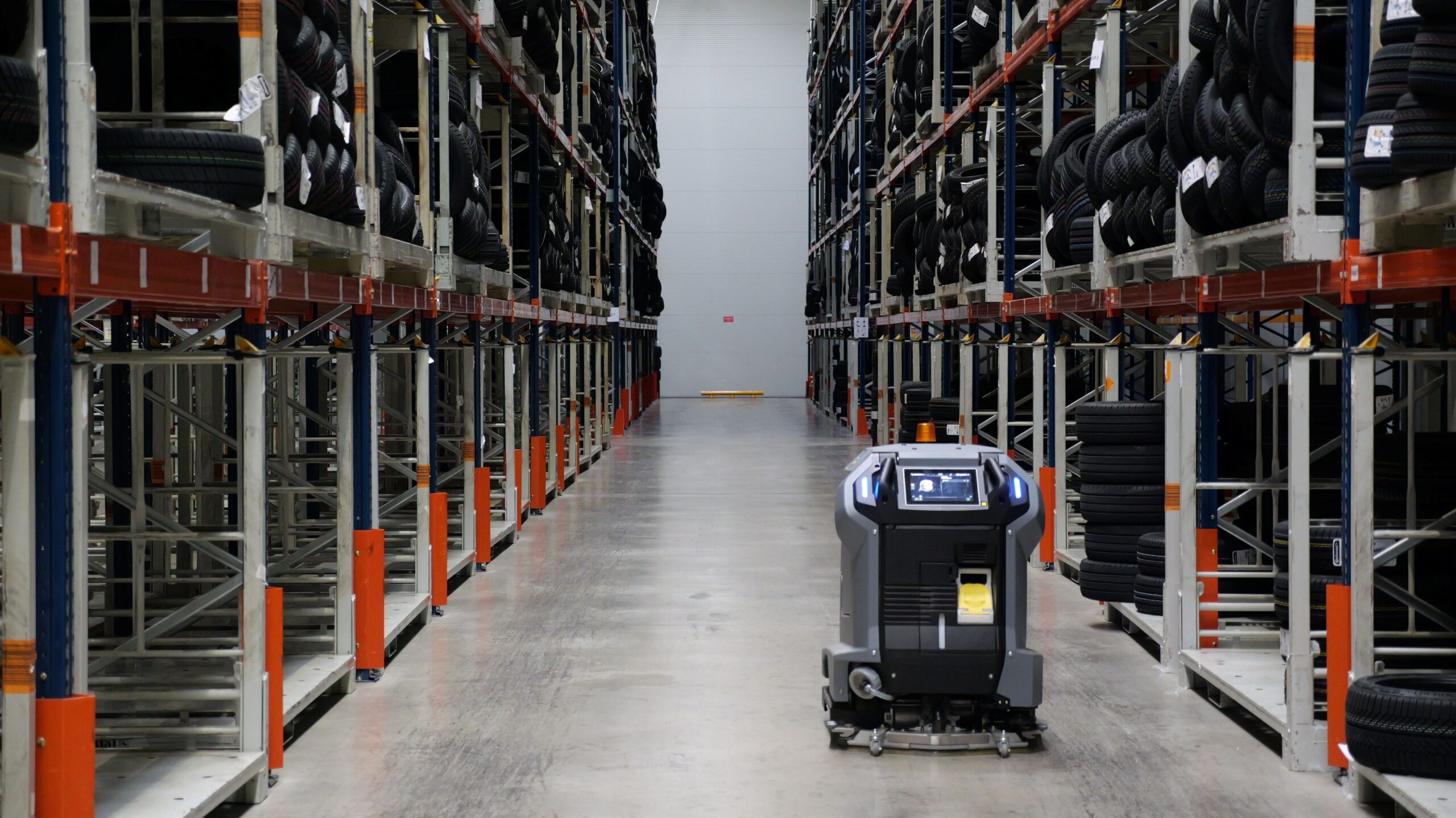 PST CLC Mitsui-Soko automatizuje úklid v Nehvizdech. Nasadila robotický mycí stroj Kärcher